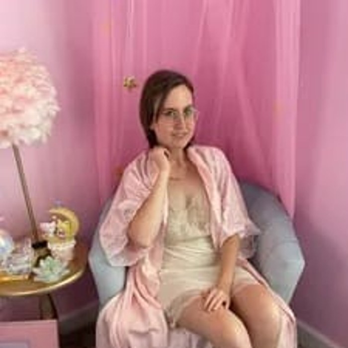 Helena — public profile photo
